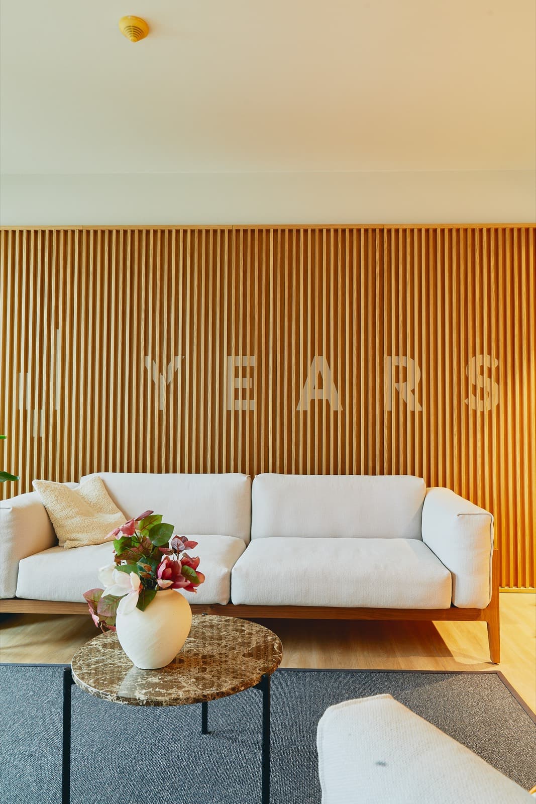 YEARS Klinik in Berlin — Lounge mit YEARS Wand